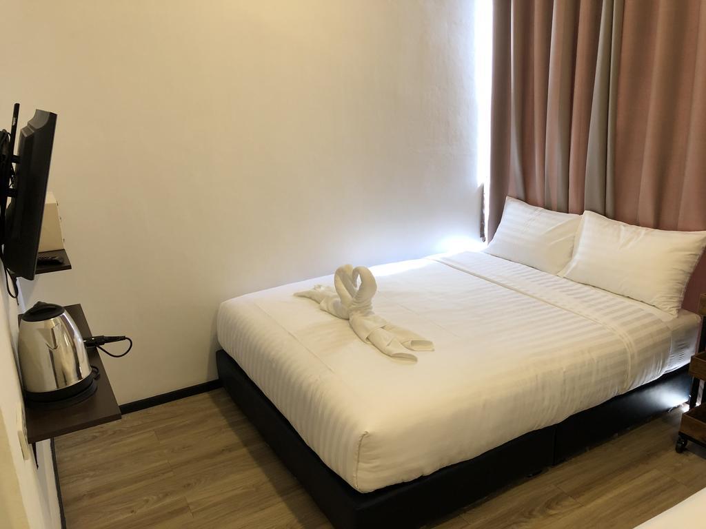 Glur Phuket Patong Beach Buitenkant foto
